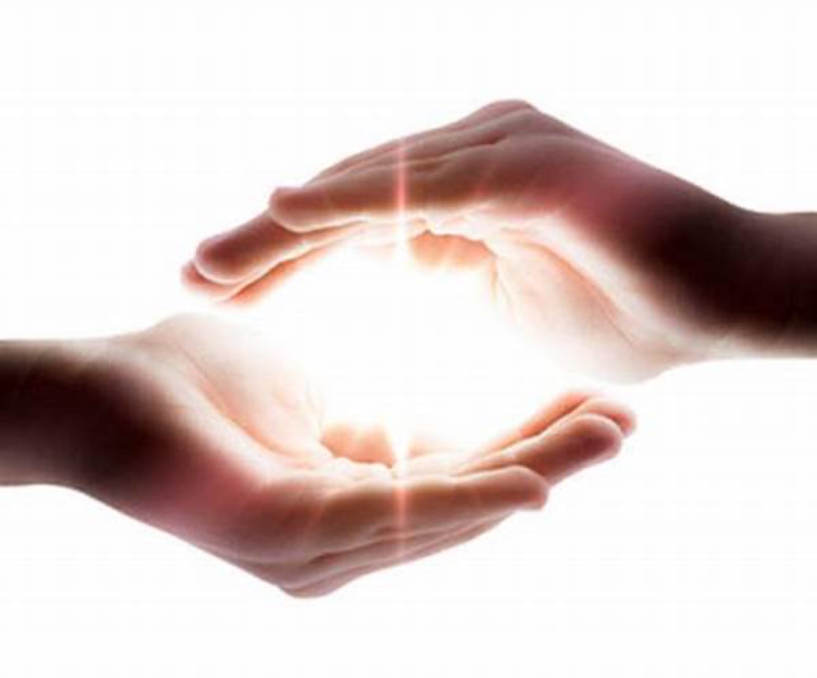 Mains entourant une lumière
